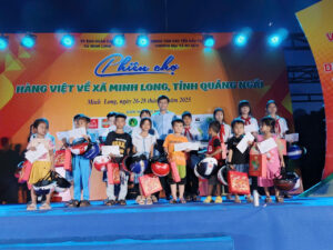 ông Đinh Tuấn Huy, đại diện Nông Sản Minh Thảo trao quà các em học sinh