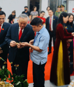 Ông Nguyễn Hòa Bình – Phó Thủ tướng Thường trực Chính phủ Nguyễn Hòa Bình nghe giới thiệu về củ sâm Ngọc Linh tại gian hàng Sâm Ngọc Linh K5.