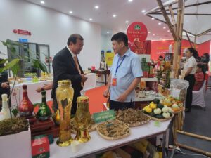 Ông Nguyễn Hòa Bình – Phó Thủ tướng Thường trực Chính phủ Nguyễn Hòa Bình nghe giới thiệu về củ sâm Ngọc Linh tại gian hàng Sâm Ngọc Linh K5.