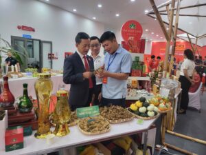 Các sản phẩm sâm Ngọc Linh được trưng bày tại sự kiện.