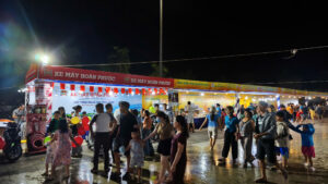 Khi khách đến tham quan, mua sắm tại phiên chợ