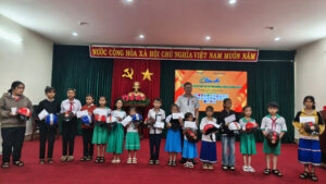 Đại diện doanh nghiệp tham gia phiên chợ trao học bổng cho học sinh có hoàn cảnh khó khăn của xã Trà Bồng.