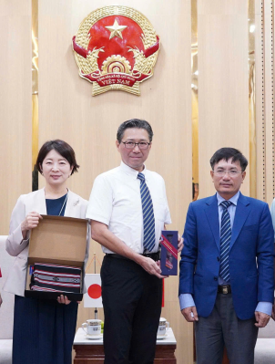 Phó chủ tịch UBND tỉnh Nguyễn Ngọc Sâm tặng sản phẩm địa phương thổ cẩm Làng Teng cho Ngài Tổng Lãnh sự Nhật Bản Mori Takero Phó chủ tịch UBND tỉnh Nguyễn Ngọc Sâm tặng sản phẩm địa phương thổ cẩm Làng Teng cho Ngài Tổng Lãnh sự Nhật Bản Mori Takero
