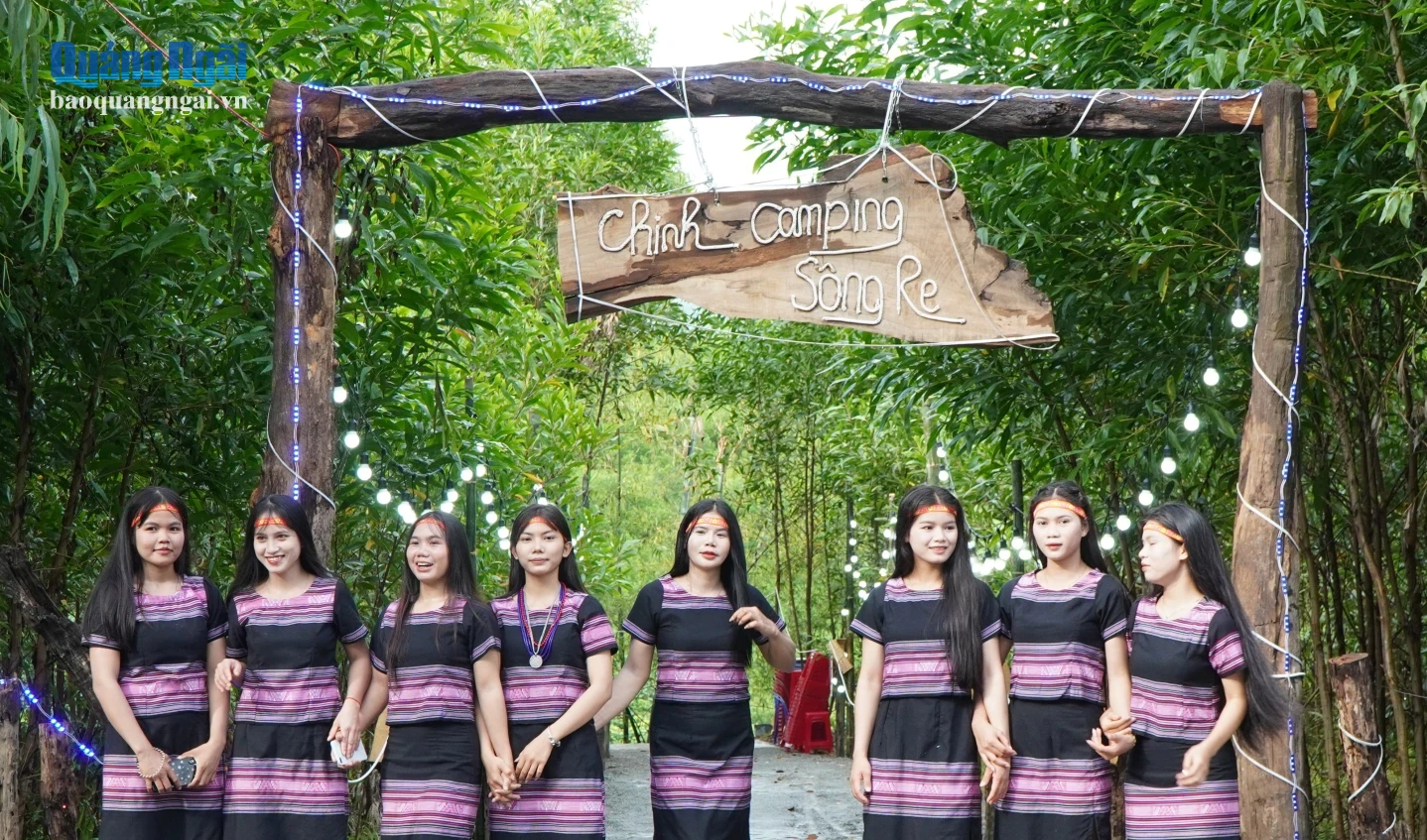 Thiếu nữ Hrê ở thôn Vi Ô Lắc, xã Ba Vì vui trong ngày khai trương điểm dừng chân 