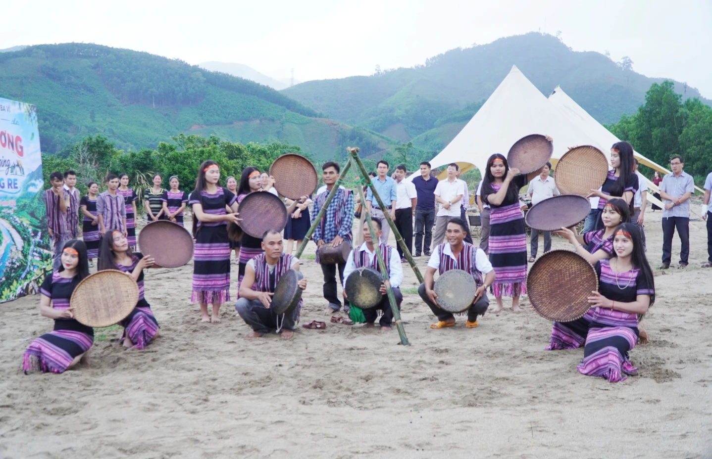 Biểu diễn chiêng tại điểm dừng chân 