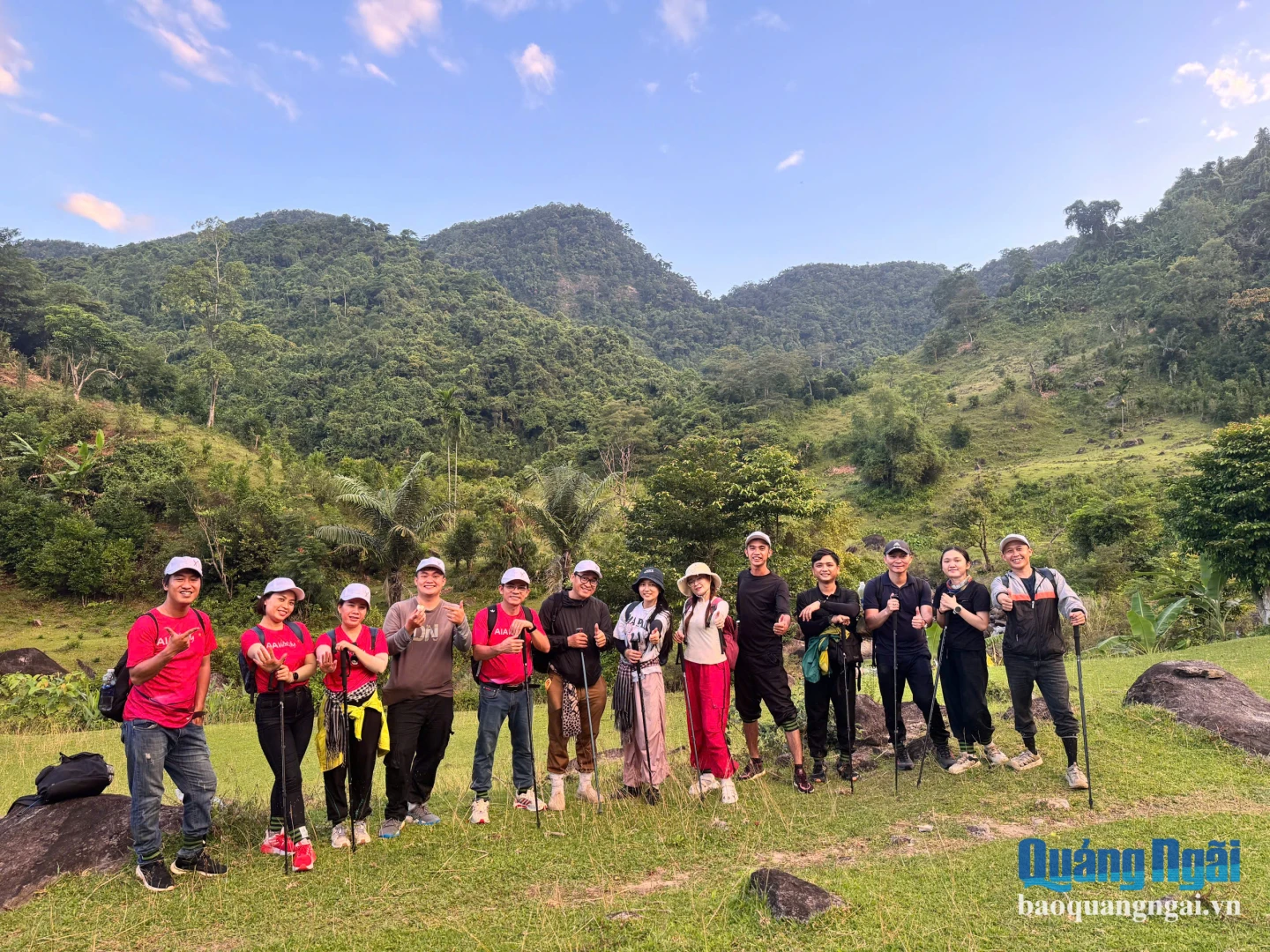 Các thành viên trong nhóm trekking cùng ghi lại những khoảnh khắc trên cung đường khám phá. Ảnh: NVCC