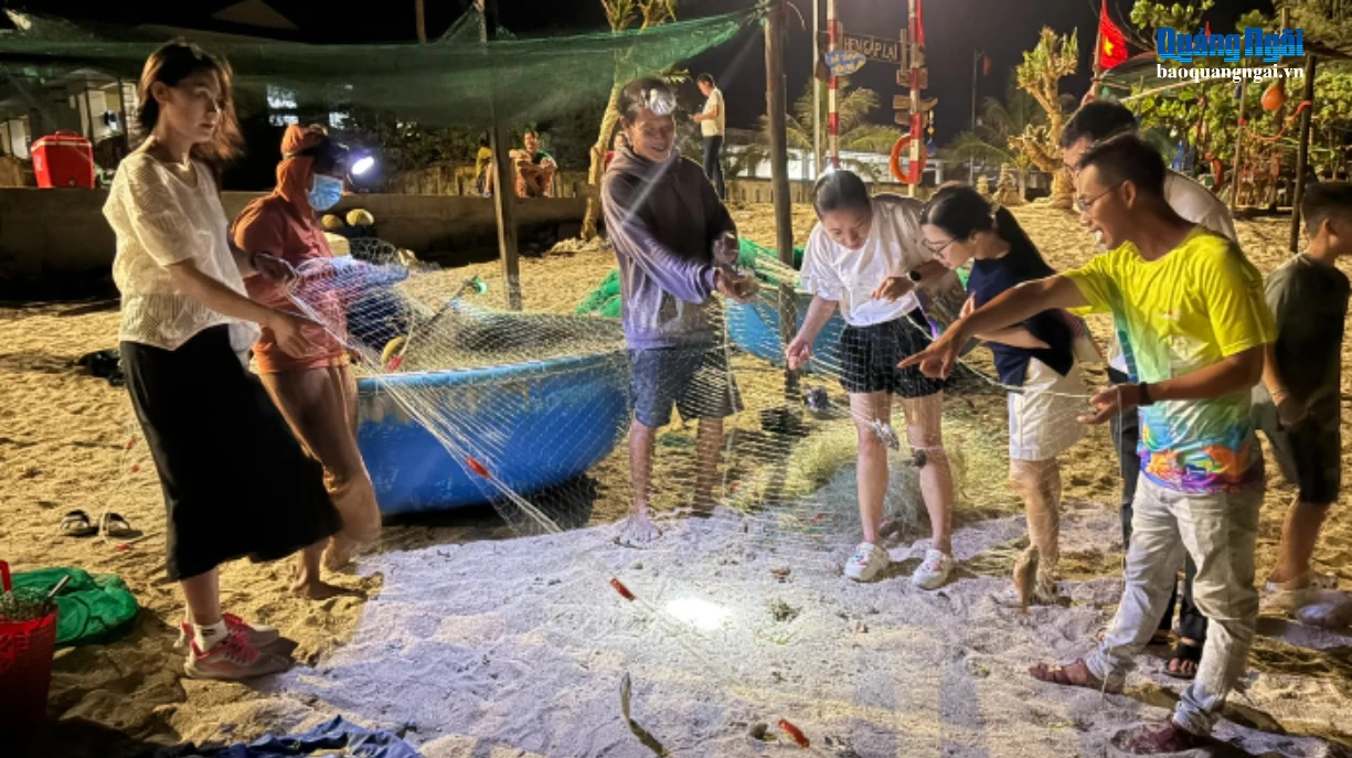 Du khách thích thú khi được tham gia trải nghiệm gỡ lưới thu hoạch cá cùng ngư dân ở đặc khu Lý Sơn.